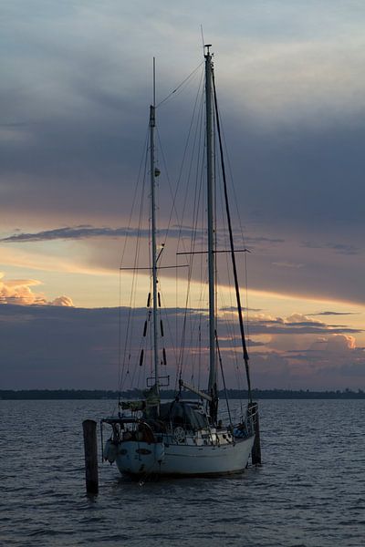 Bateau à voile au coucher du soleil sur le fleuve Suriname par rene marcel originals
