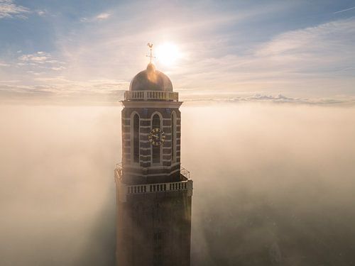 Le clocher de l'église Peperbus à Zwolle au-dessus de la brume