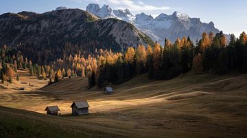 De laatste zonnenstralen in de Dolomieten. van Peter Korevaar