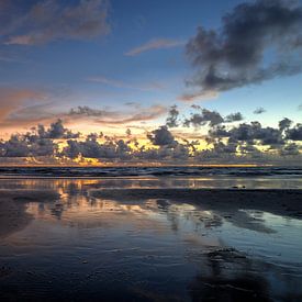 Reflectie van licht - zonsondergang bij Double Six Beach van Roith Fotografie