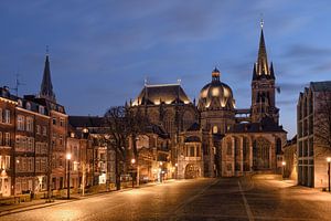 De Dom van Aken bij nacht