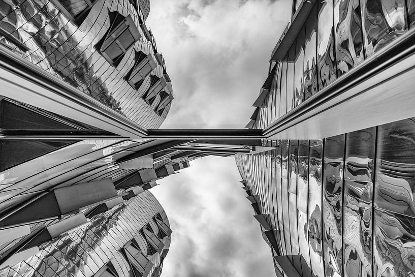 C'est un must pour les amateurs d'architecture : le MedienHafen de Düsseldorf a de grands noms. Avec le Neuer Zollhof, un ensemble de bâtiments en trois parties de forme organique, le célèbre architecte Frank O. Gehry a créé un véritable point de repère à Düsseldorf. par peter reinders