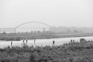 Schlittschuhläufer auf dem Lek in Culemborg von Romy de Waal