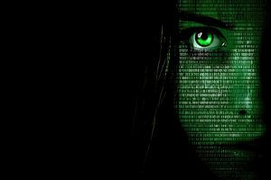 Binärcode fließt über Frauenporträt