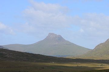 De berg Stac Pollaihd in Schotland. van Anna van Leeuwen