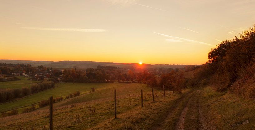 Zonsondergang bij Wahlwiller in Zuid-Limburg van John Kreukniet