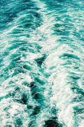 Details van Schuimende golven met witte kappen in turkoois abstractie