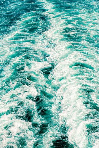 Details van Schuimende golven met witte kappen in turkoois abstractie