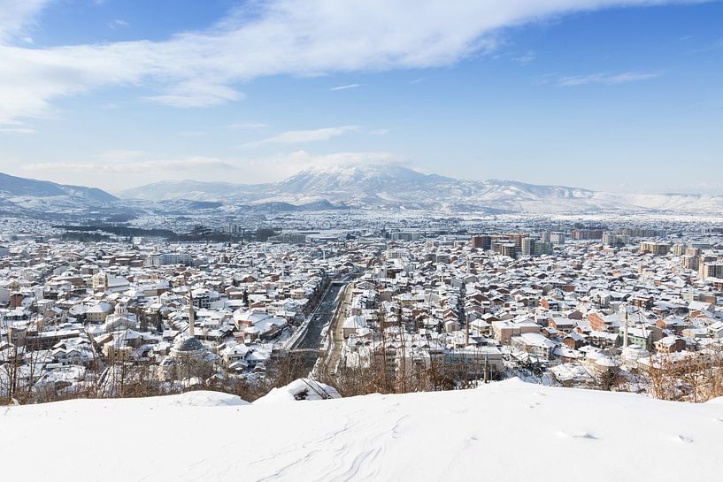Prizren stad bedekt met sneeuw in het winterseizoen van Besa Art