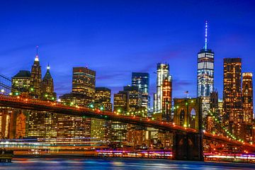 NYC: Skyline Brooklyn bridge en Manhattan tijdens blauwe uurtje van Coby Bergsma
