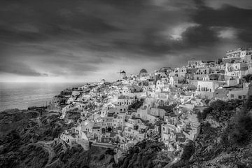Dorp Oia op het eiland Santorini. Zwart-wit beeld. van Manfred Voss, Schwarz-weiss Fotografie