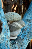 Zen stapel stenen in een aqua geschilderde boom