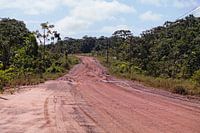 Rote Sandstraße im Dschungel von Suriname