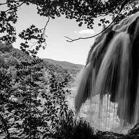 Zwart/wit waterval bij Plitvice, Kroatie van Jordi Wallenburg