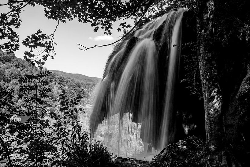 Chute d'eau noire et blanche à Plitvice, Croatie par Jordi Wallenburg