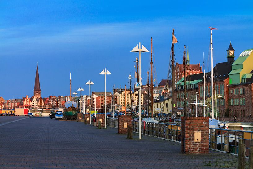 Blick auf den Stadthafen von Rostock am Abend van Rico Ködder