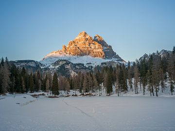 Blick über den vereisten Lago Antorno zu den 3 Zinnen