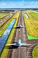 Twee KLM vliegtuigen op weg naar de Polderbaan op Schiphol