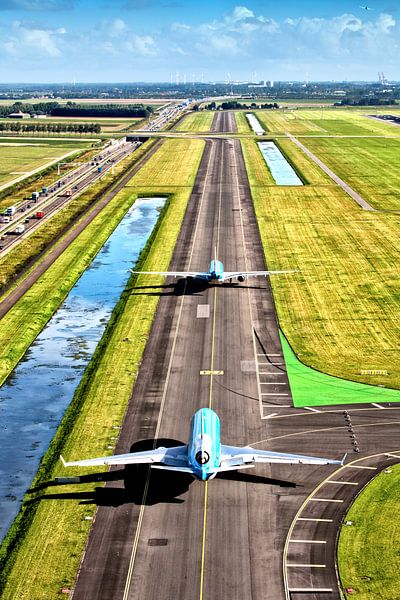 Twee KLM vliegtuigen op weg naar de Polderbaan op Schiphol van Jeffrey Schaefer