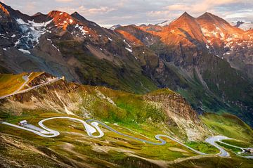 Lever de soleil sur les montagnes du parc national des Hohe Tauern en Autriche sur Marcel van Kammen