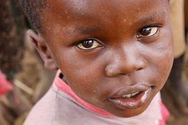 Jongetje in Uganda, Afrika by Rixt van der Ende