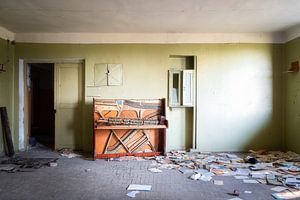 Abandonné Lone Piano. sur Roman Robroek - Photos de bâtiments abandonnés