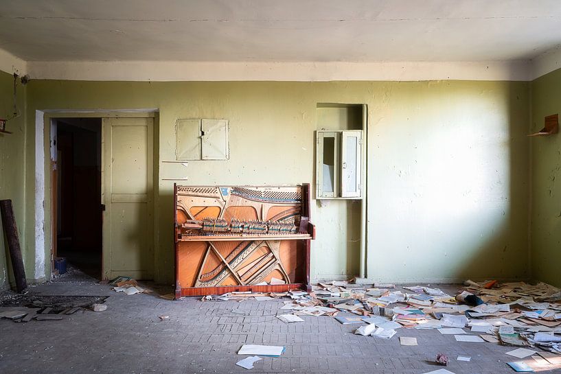 Verlassenes einsames Klavier. von Roman Robroek – Fotos verlassener Gebäude