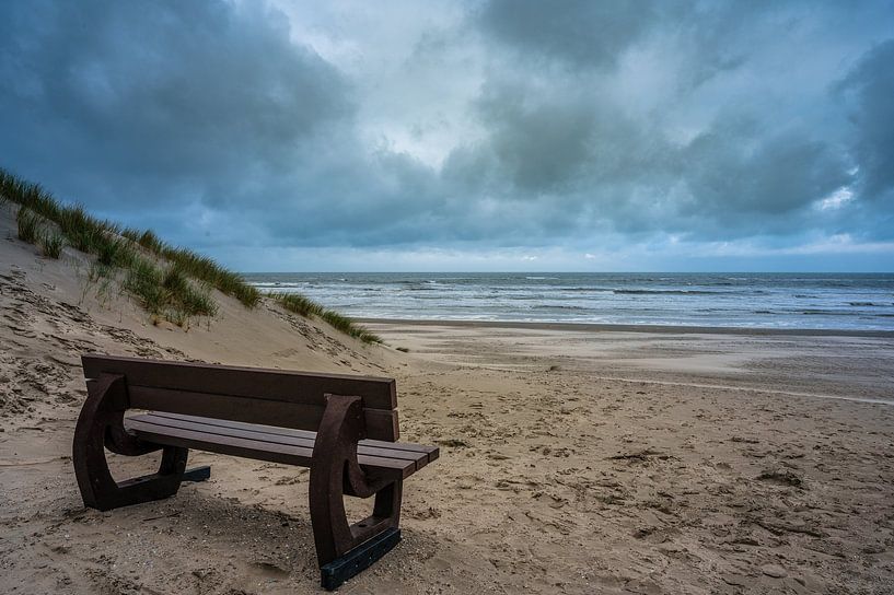Bank am leeren Strand von Michel Knikker