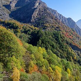 Paysage de montagne dans la vallée d'Aoste, dans le nord de l'Italie, avec de belles pentes colorées sur Hein Fleuren