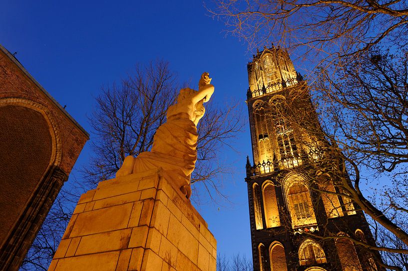 Monument de la résistance et tour du Dom à Utrecht (1) par Donker Utrecht