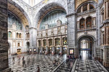 Station Antwerpen-Centraal van Tilly Meijer