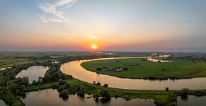 IJssel-Landschaft bei Sonnenuntergang von oben gesehen