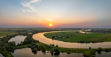 IJssellandschap tijdens zonsondergang van bovenaf gezien van Sjoerd van der Wal Fotografie