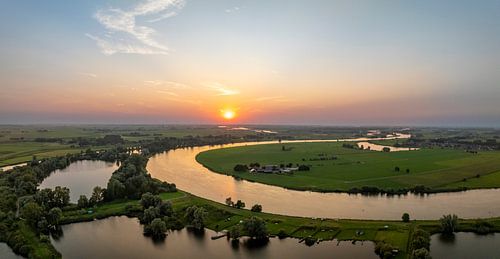 IJssellandschap tijdens zonsondergang van bovenaf gezien