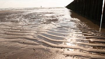 The pattern that the tides leave in the sand