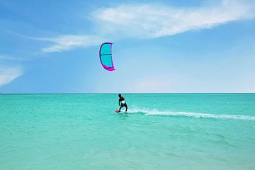 Kite surfen bij Palm Beach op Aruba in de caribbische zee van Eye on You