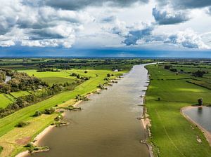 IJssel-Landschaft mit Wolken darüber