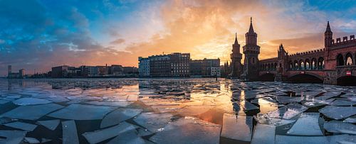 Berlijn Oberbaumbrücke Panorama in de winter bij zonsondergang