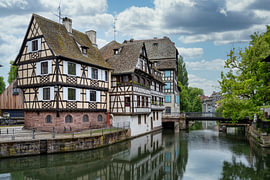 Een blik op de watermolen bij kasteel Regenstein