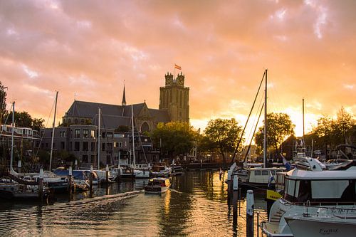 Grote kerk bij zonsondergang in Dordrecht