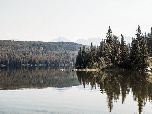 Spiegelungen auf dem Wasser bei Pyramid Island im Jasper-Nationalpark in der Provinz Alberta in Kanada