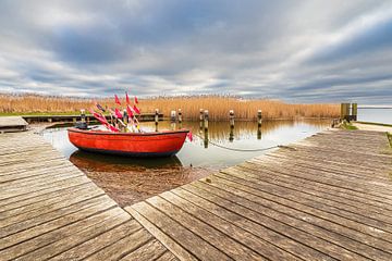 Rotes Fischerboot im Hafen von Althagen auf dem Fischland-Darß