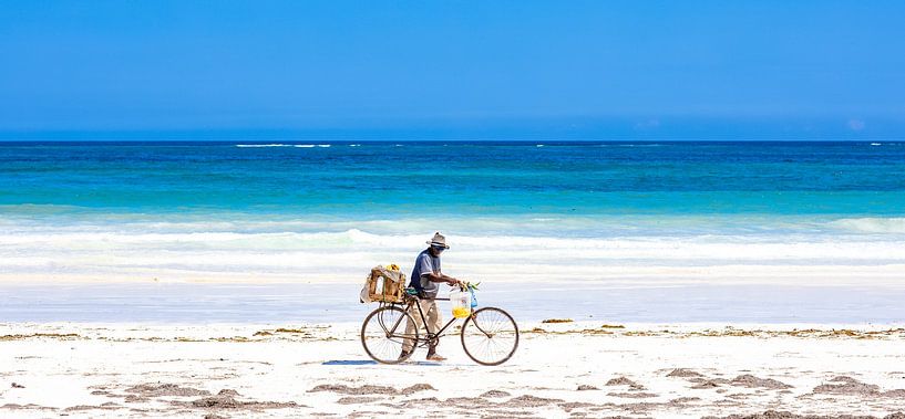 Tropischer weißer Strand mit azurblauem Meer und blauem Himmel und einem Radfahrer von Steven World Traveller