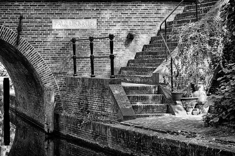 De trap bij de Paulusbrug over de Nieuwegracht in Utrecht in zwartwit von André Blom Fotografie Utrecht