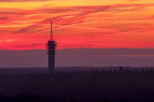 Sonnenaufgang mit Fernsehturm/ Sendemast Mierlo
