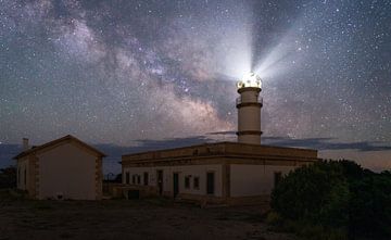 Melkweg bij vuurtoren Mallorca van Arjan Bijleveld