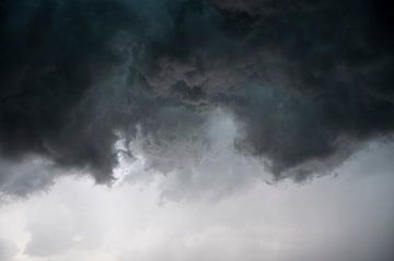 Stormwolken tijdens een zomerse onweersbui van Sjoerd van der Wal Fotografie