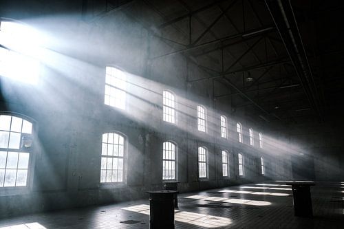 Zonlicht schijnt door de ramen