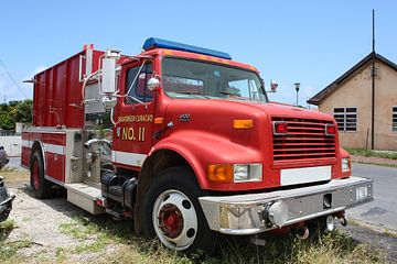 brandweerwagen bij brandweerkazerne willemstad curacao sur Frans Versteden