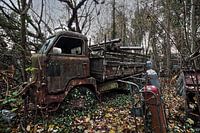 Urbex verlaten autobus in een overwoekerde tuin